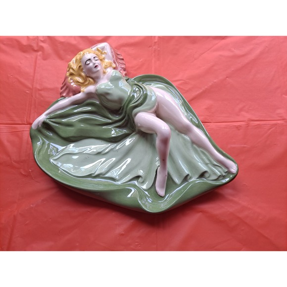 Vintage Wall Pocket Pin Up Girl Holland Mold Ceramic Planter Decorative - Picture 1 of 8